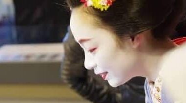 At first glance, apprentice geisha are glamorous, but in reality, they were "modern-day slaves". The world seen by a 16-year-old girl: Sexual harassment,  bathing with customers, violence from senior geisha. "If you want to quit, pay 30 million yen or become the mistress'"