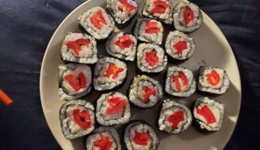 I made bellpepper sushi yeasterday, my cucumber had gone bad and didn't have tuna.
