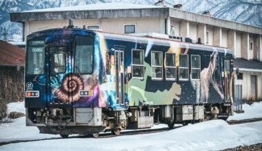 Found this dinosaur-painted local train waiting in the snow — Hokuriku, Japan