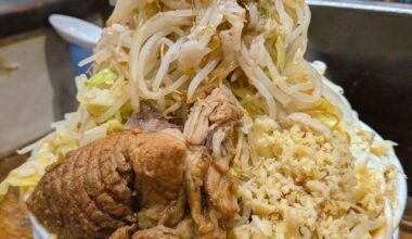 This isn’t an AI-generated image, and it’s not livestock feed either… It’s a real Japanese ramen that actually exists. Yes — this is Jiro-style ramen.