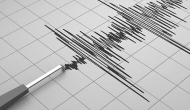 M5.7 quake jolts western Japan, no tsunami warning issued