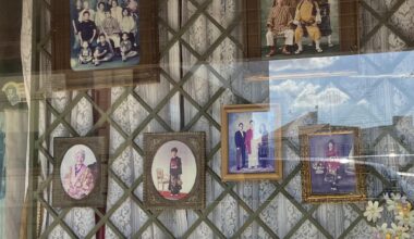 Just feel nostalgia from a photo studio’s window.