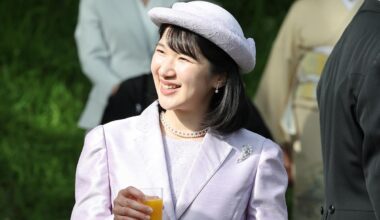 The LDP's conservative members are so opposed to a woman becoming empress that they would rather a male heir be legally adopted. Experts warn that "the symbolic monarchy could face a crisis if female emperors are not recognized," and that "the ruling party is ignoring public opinion."