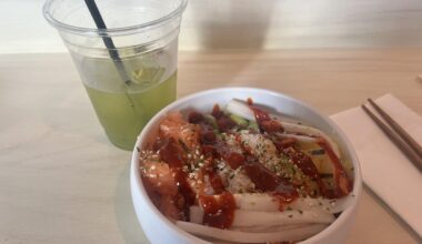 Salmon poke bowl & green tea matcha 😋
