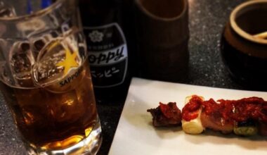 At "Kashiraya," the signature "Kashira-yaki" is automatically served once you sit down, and it continues to be served until you tell the staff to stop.