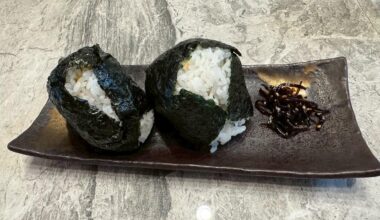 Today lunch is my favorite happy onigiri. You like simple salt rice ball? or inside filling?