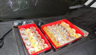 Noche de lluvia sushi en el auto